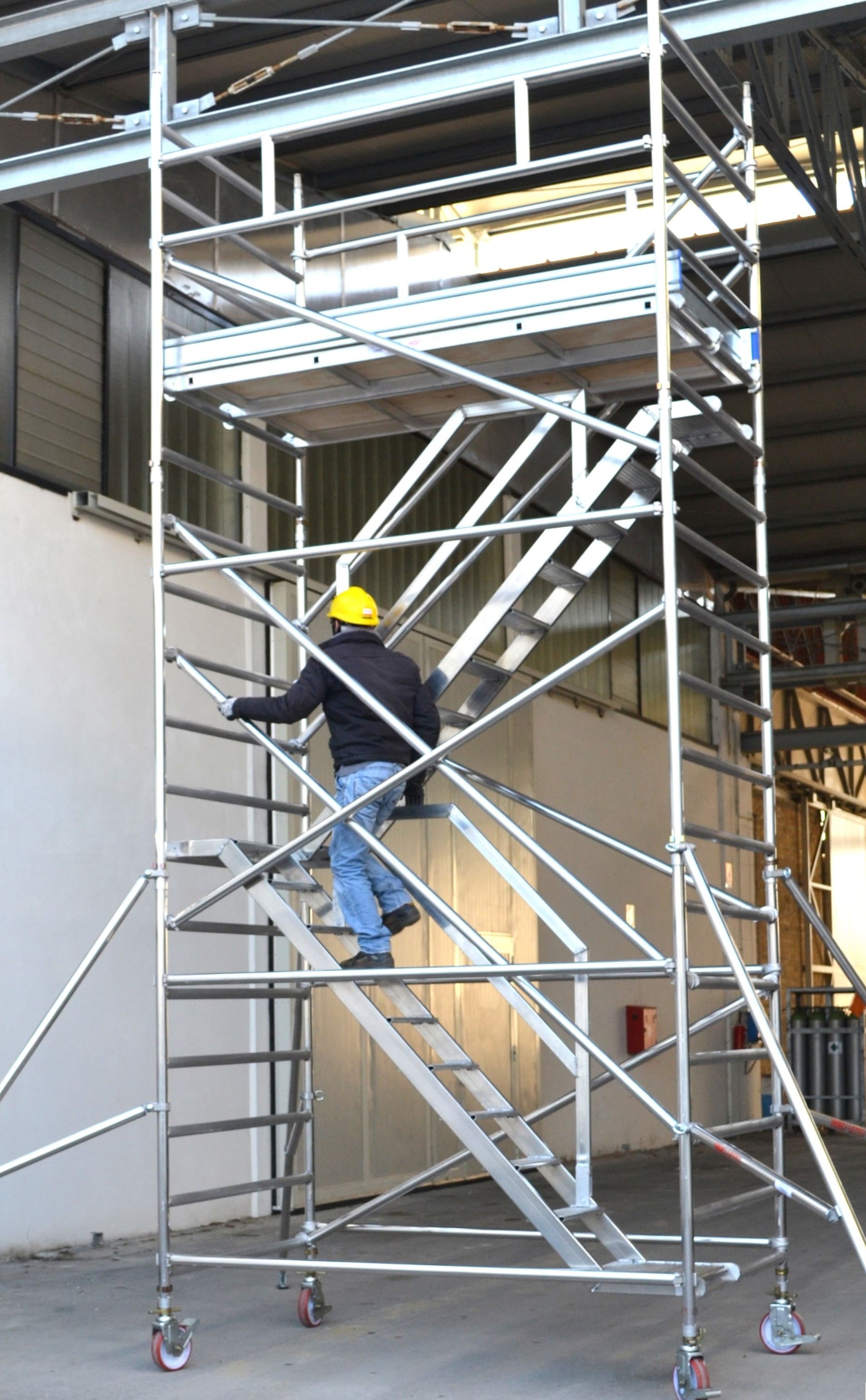ALUTOWER RA Trabattello con scala rampa continua Altezza da 4 a 13 m